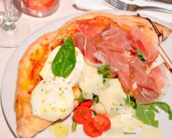 The essence and evolution of a traditional italian cuisine.
Creation, cheerfullnes, light and harmony.
This is our cuisine's identification: a creative proposal, plenty of tastes combining with classic and contemporary.
A cuisine that takes us back to Italy to remember and re-live the happines.
Our pizzas are artisanly prepared in a wood oven, what makes them so popular. cocina-italiana-menu-Bianco-e-Rosso